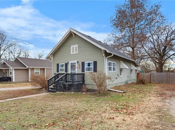 921 Pacific Ave, Osawatomie, KS 66064