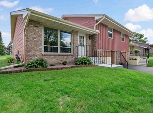 871 6th St SW, New Brighton, MN 55112