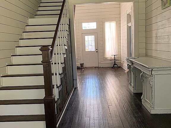 Double foyer with staircase