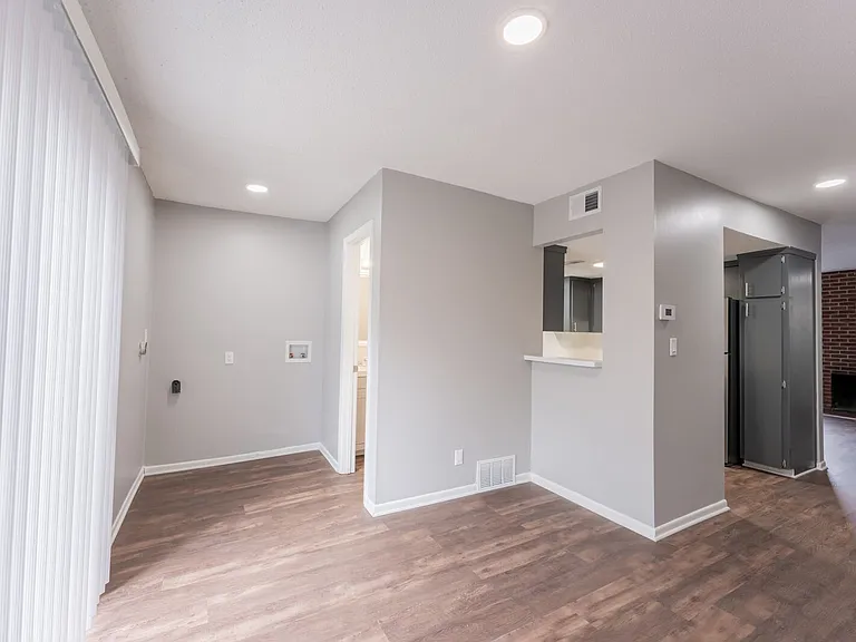 Wornall Place Apartments — Photo 7