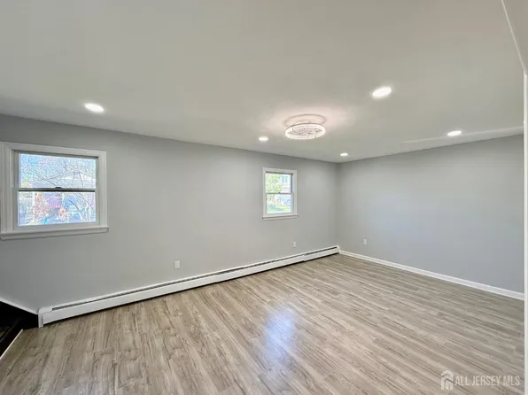 35 Fiat Ave, Iselin, NJ 08830