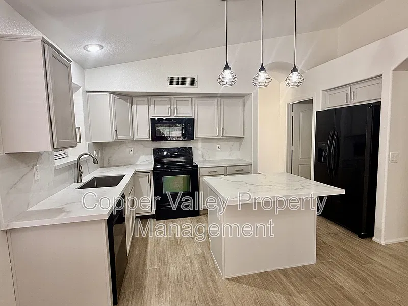 4 bed, 2.0 bath, 1782 sqft, $2,450 — Photo 3