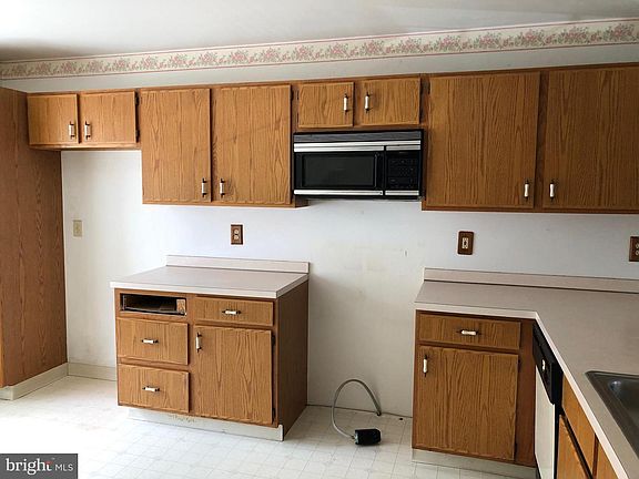 3rd image of 137 Valerie Ln