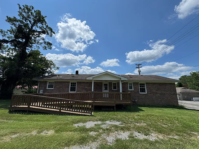 503 Center Dr — Photo 2