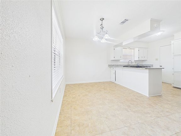 4th image of 3812 Holly Dr