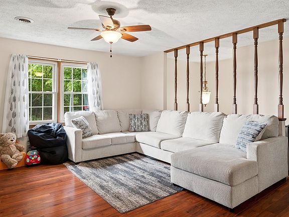 3rd image of 1429 Whitethorn St