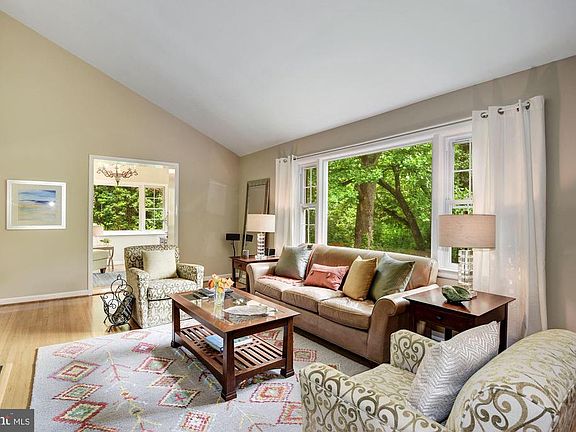 3rd image of 9816 Kensington Pkwy