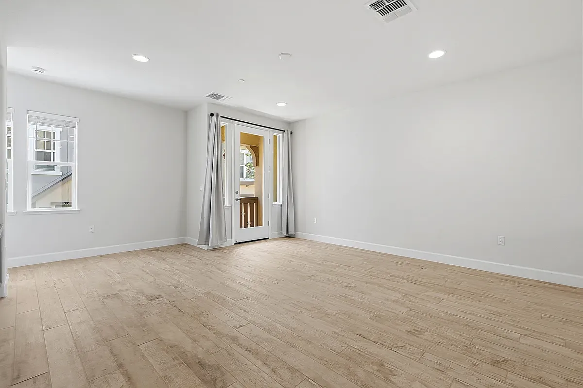 3 bed, 2.5 bath, 1593 sqft, $3,999 — Photo 3