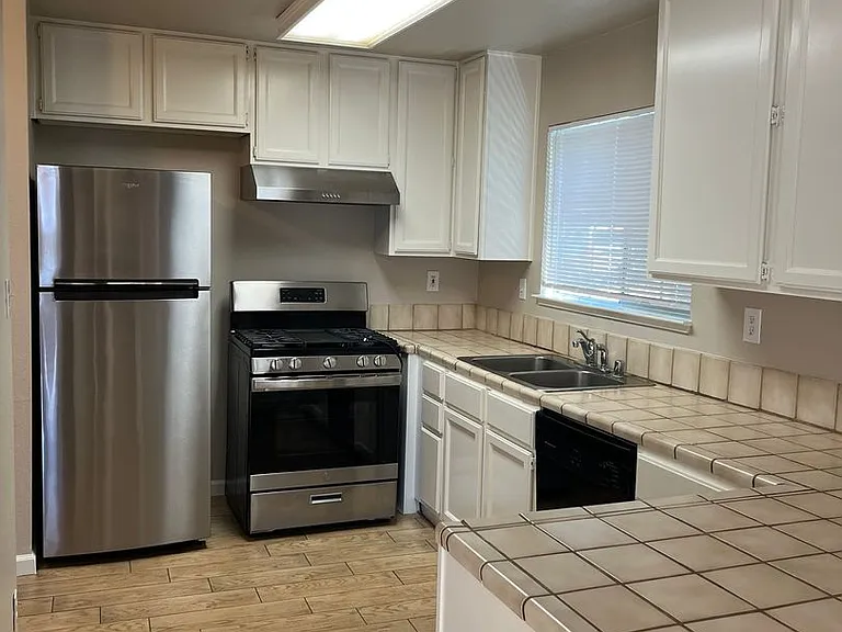 415 W J St — Photo 27