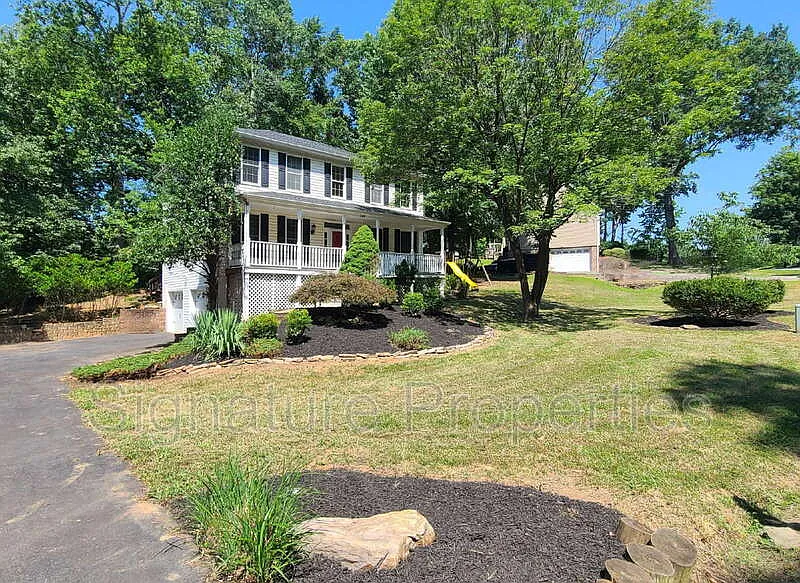 4 bed, 2.5 bath, 2052 sqft, $2,950 — Photo 2