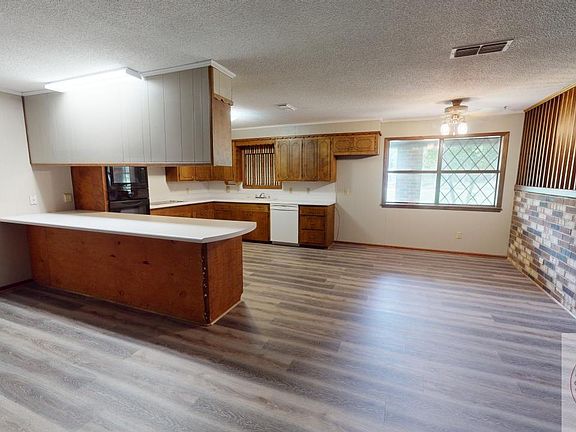 4th image of 900 Walker Ln