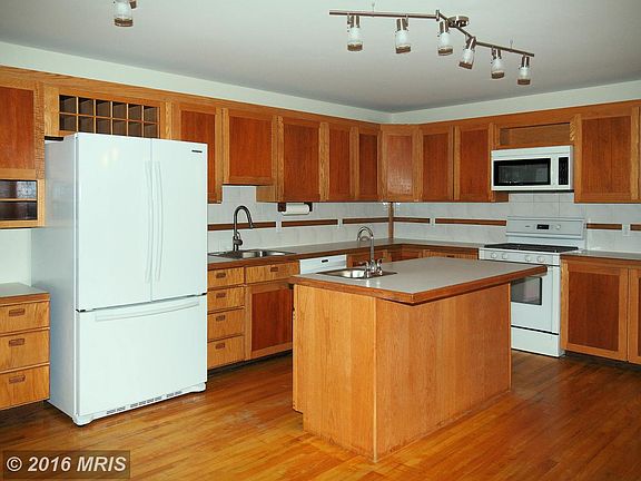 2nd image of 16 Lawrence Ln