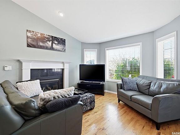 2nd image of 238 Beechmont CRESCENT
