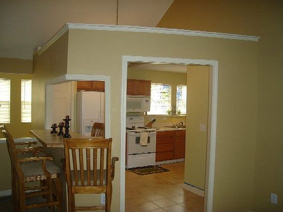 Kitchen / Breakfast Bar