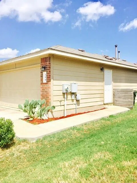 3 bed, 2.0 bath, 1210 sqft, $1,795 — Photo 4