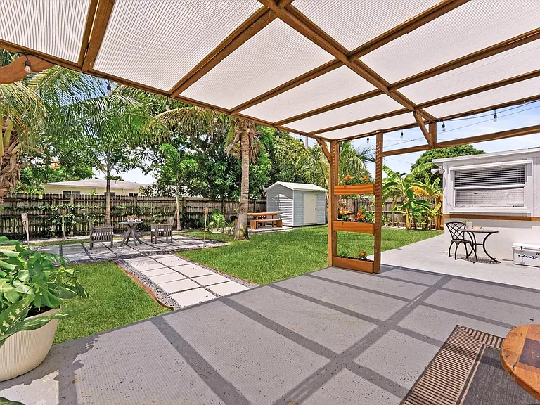 350 Forest Hill Blvd — Photo 14
