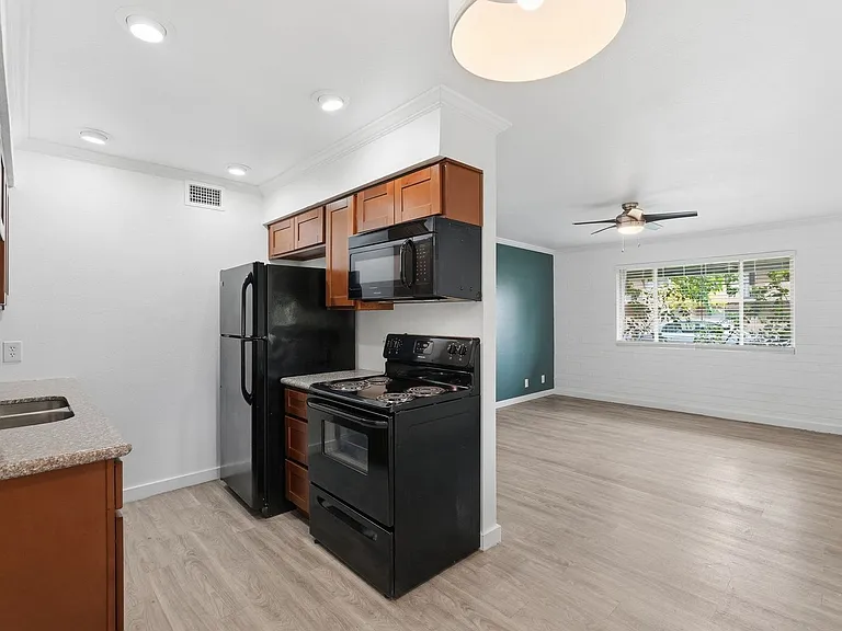 1 bed 1 bath with storage unit — Photo 34