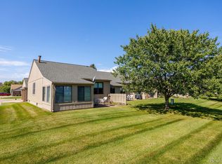 9871 Cambridge Ct, South Lyon, MI 48178