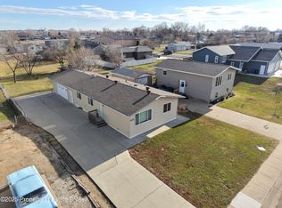 577 2nd Ave SW, Dickinson, ND 58601