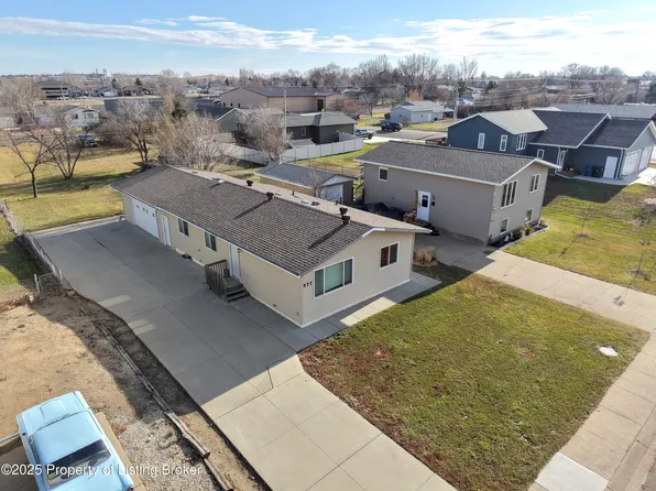 577 2nd Ave SW, Dickinson, ND 58601