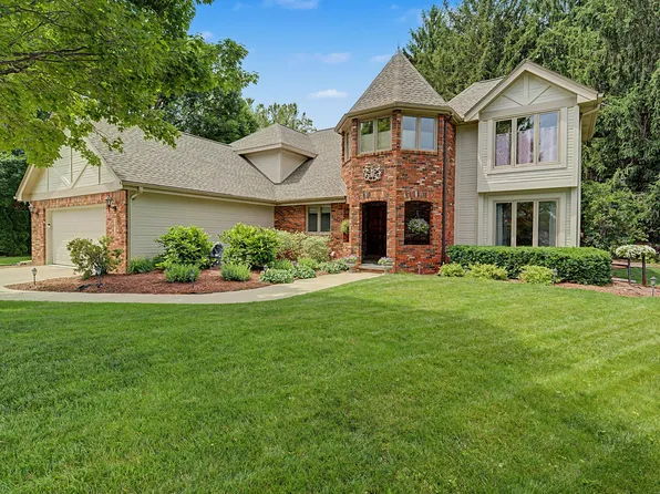 9618 Alpine Dr, Urbandale, IA 50322
