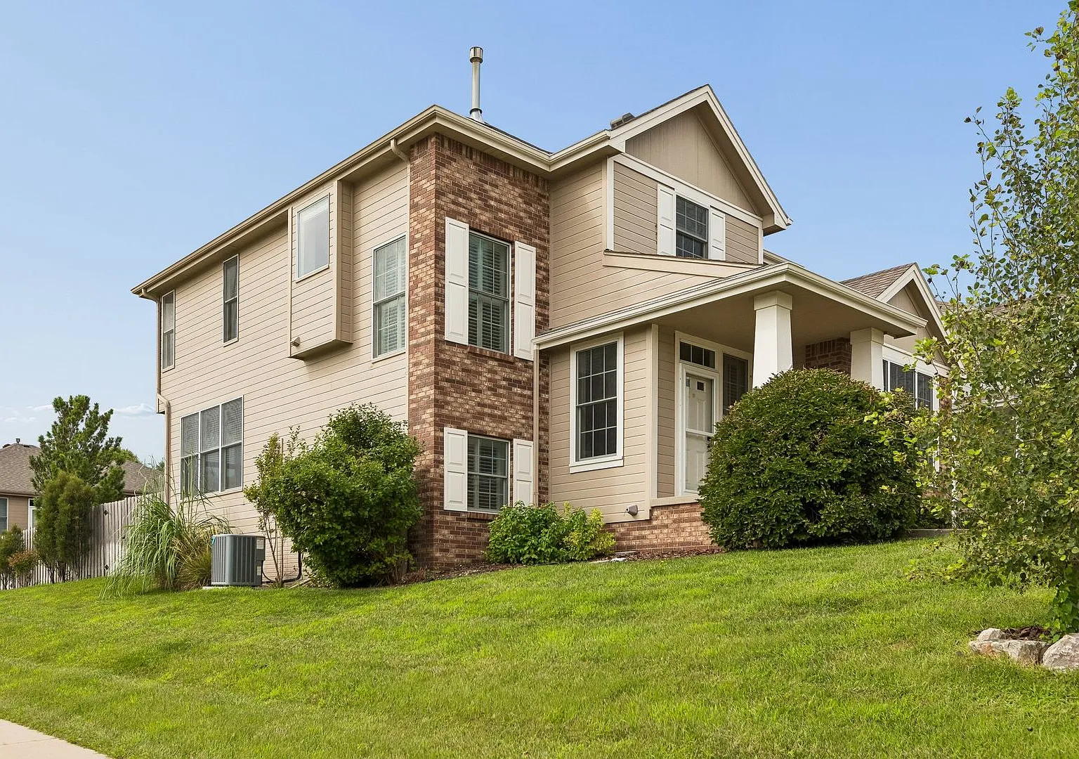 Gorgeous 4 Bedroom In The Grove!! — Photo 2
