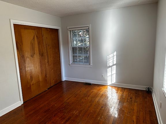 Front bedroom, large closet