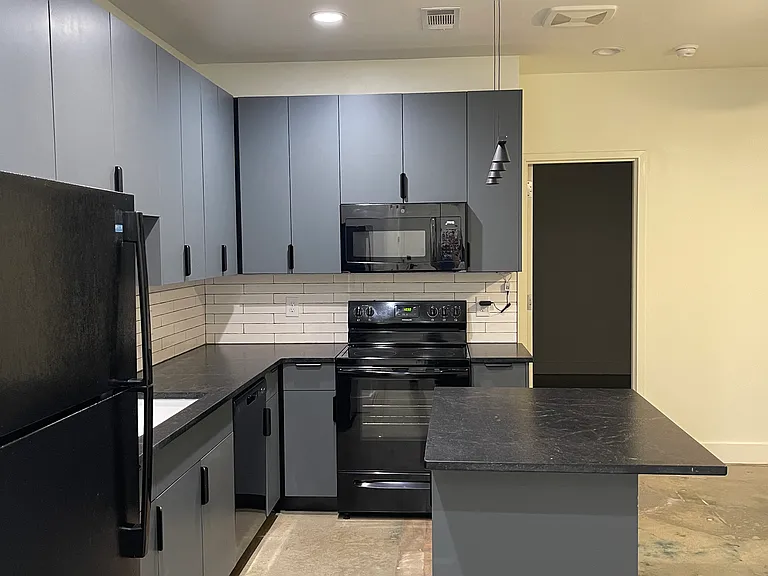 240 W Clayton St #202 — Photo 2