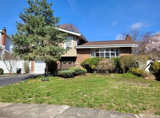 29 Village Dr, Jericho, NY