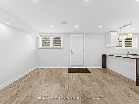 4th image of 10 Boxwood Rd