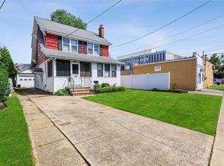 18 Blossom Heath Ave, Lynbrook, NY 11563