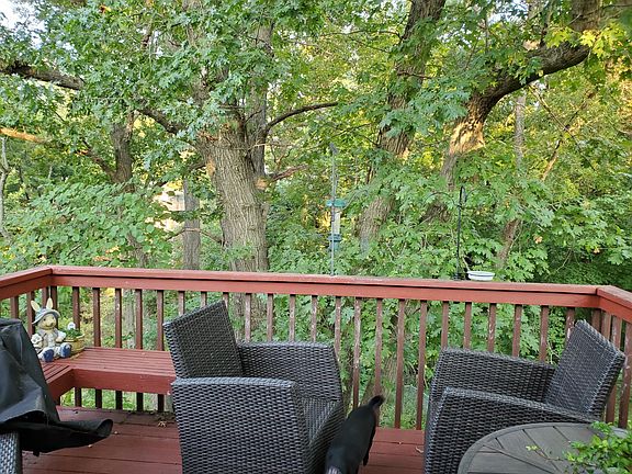 UPSTAIRS DECK, BEAUTIFUL WOODED LOT