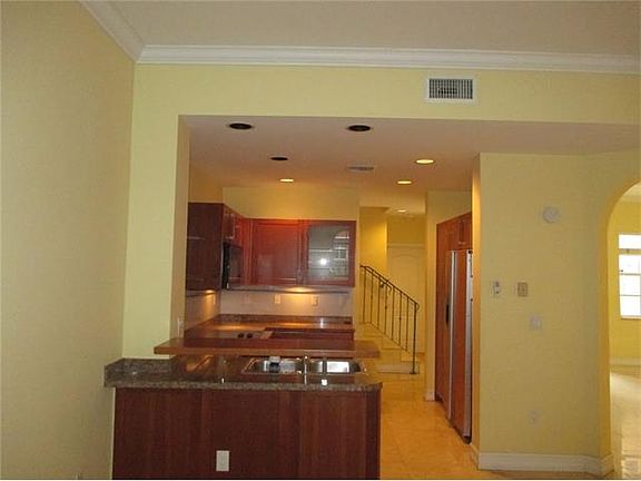 4th image of 18385 NE 30th Ct #18385