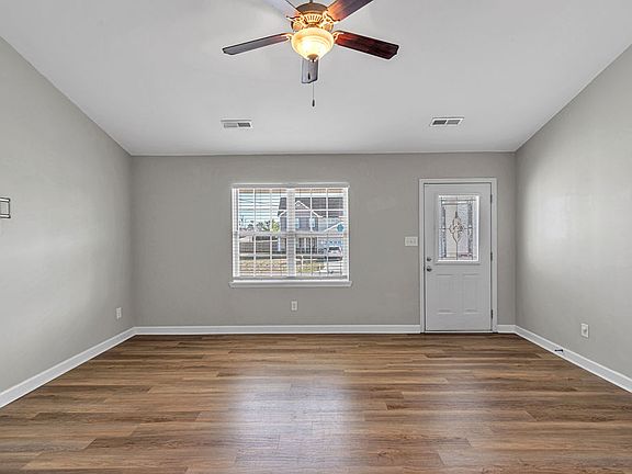 5th image of 303 Sinclair Ln