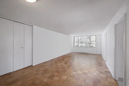 166 E 34th St #1702 Photo 1