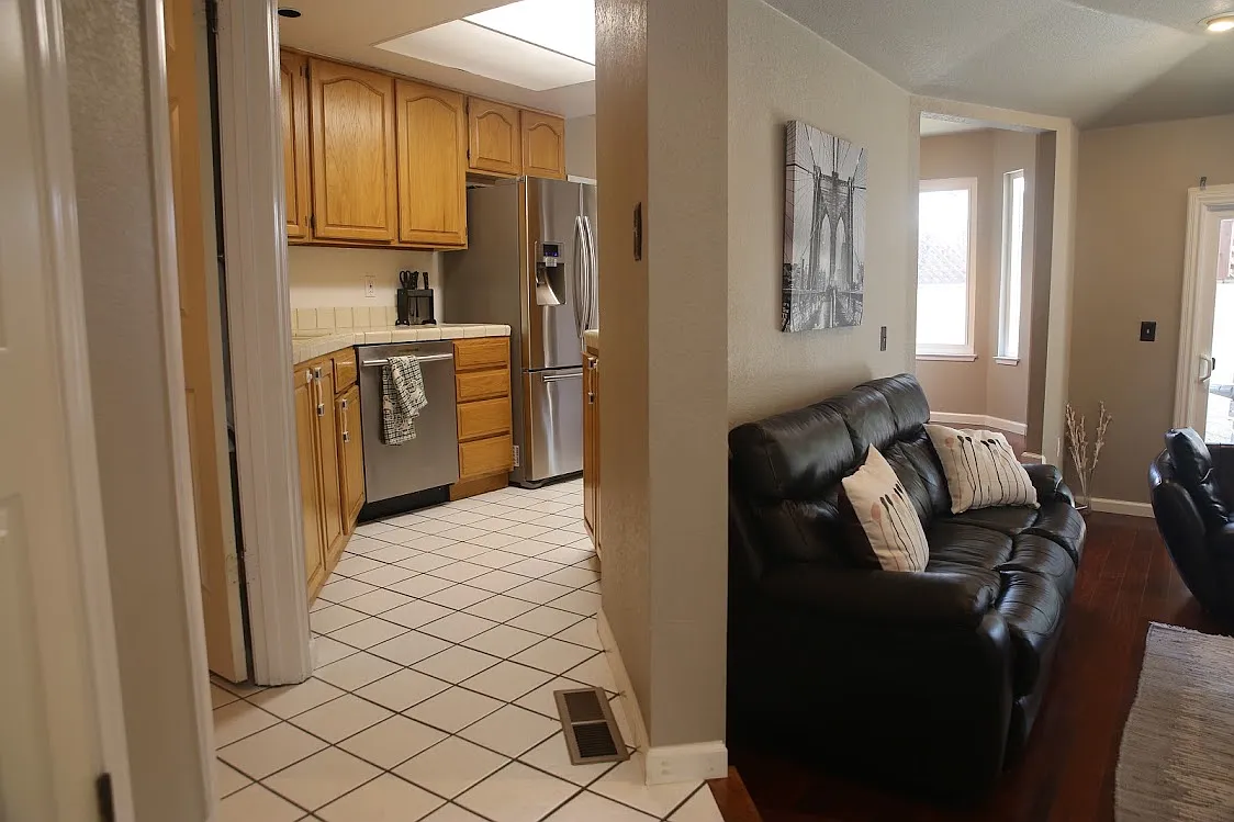 3 bed, 2.5 bath, 1405 sqft, $4,800 — Photo 3