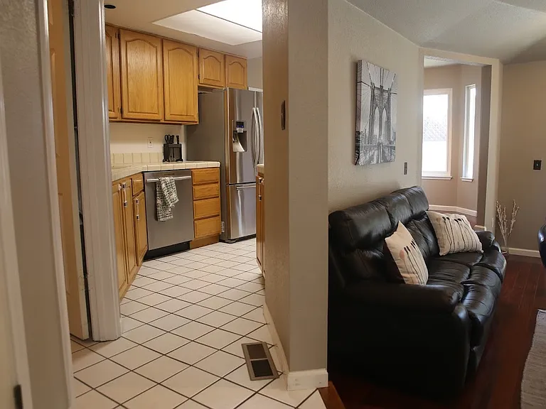 406 Darryl Dr — Photo 3