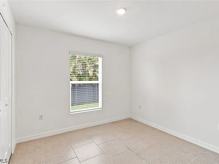 1904 NE 6th Ave — Photo 5