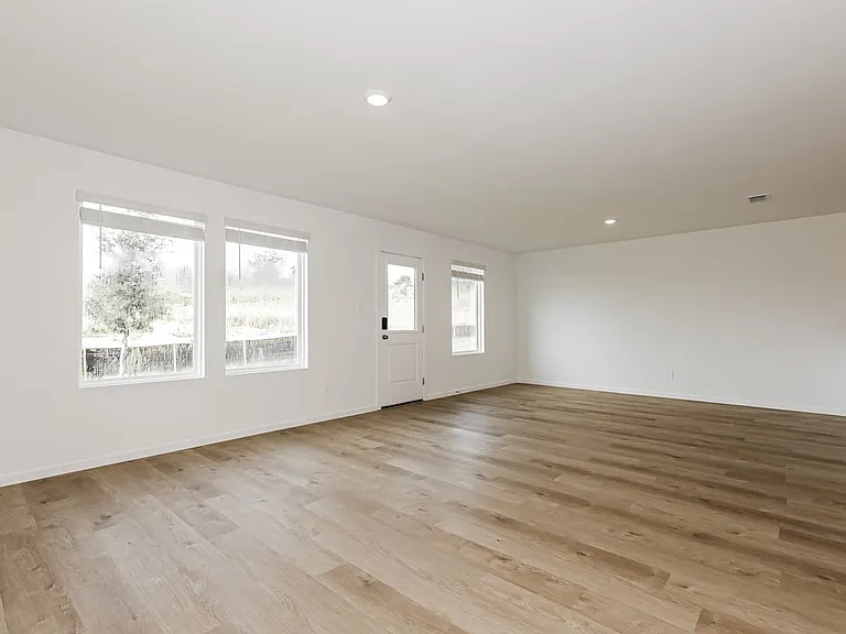 543 Artemis St — Photo 5