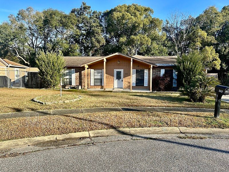 1st image of 512 Dartmoor Ln