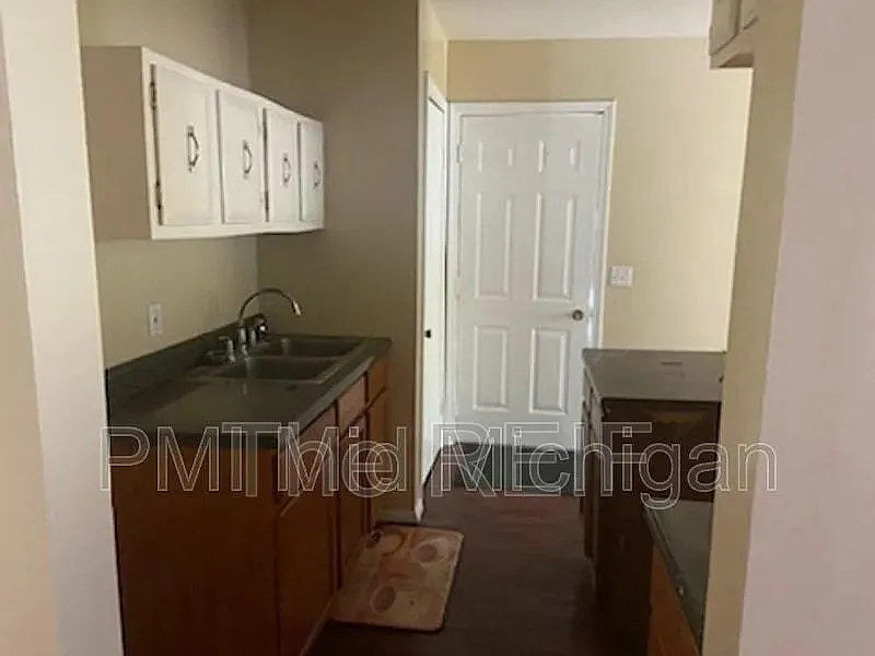 5 bed, 2.0 bath, 1425 sqft, $1,500 — Photo 3