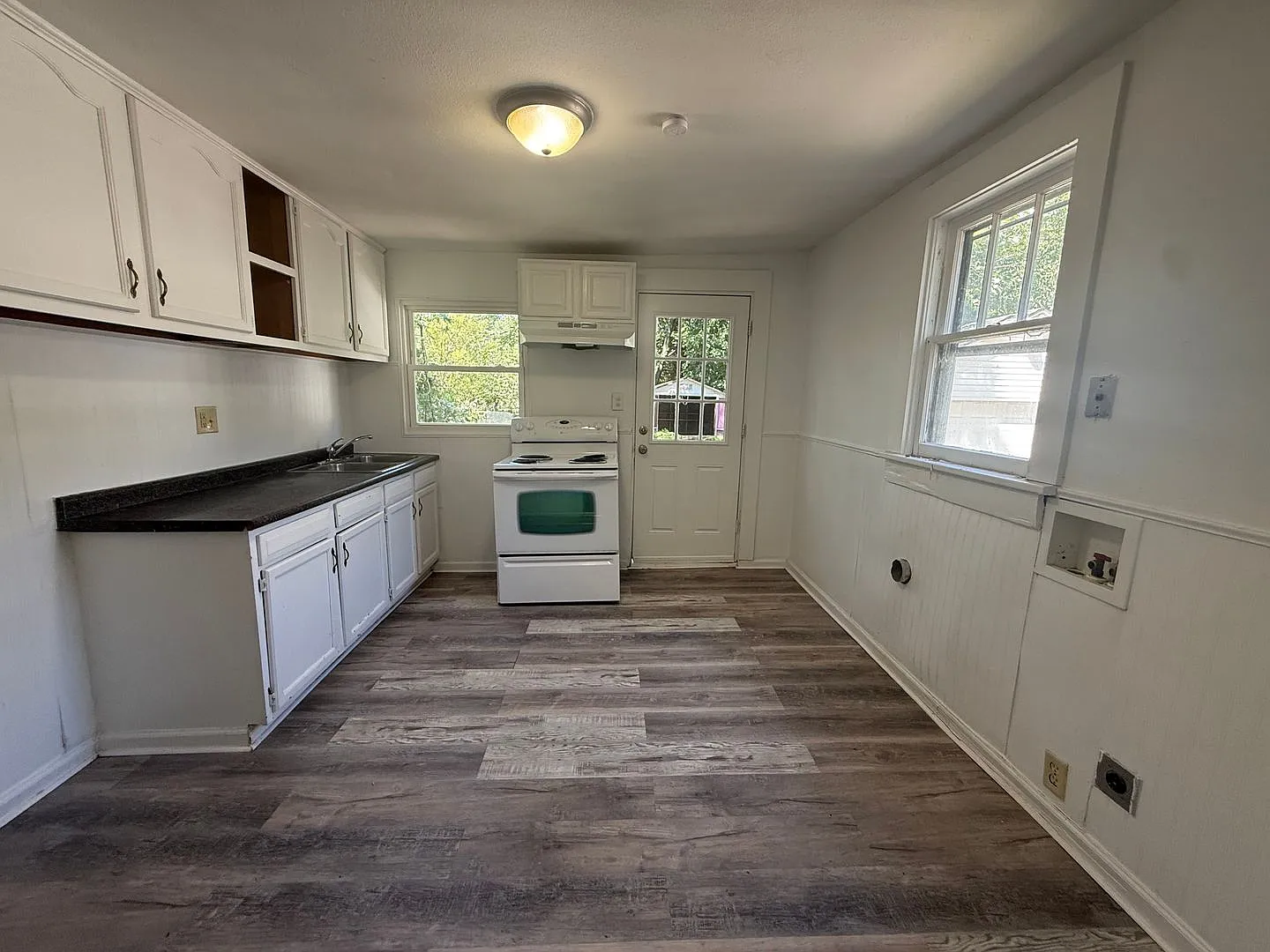 3 bedroom 2 full bathroom available now! — Photo 4
