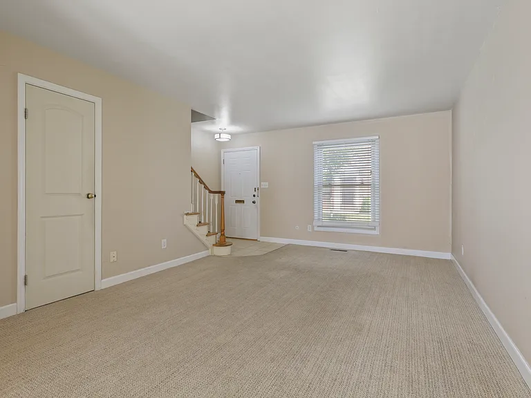 943 Manor Ln — Photo 35