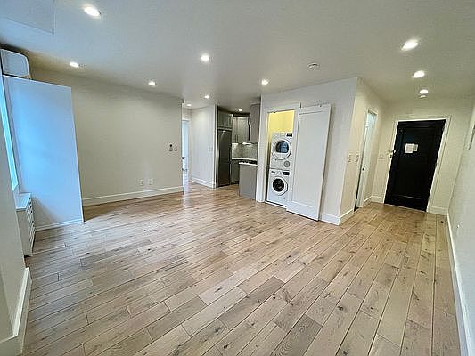 2nd image of 361 E 50th St #5FZ