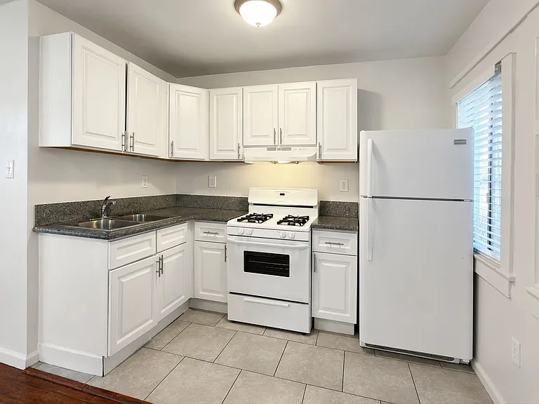 740 Daisy Ave — Photo 6