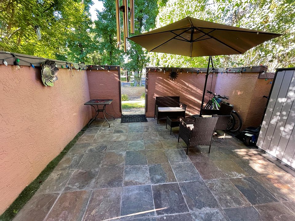 Private backyard with access to common green area