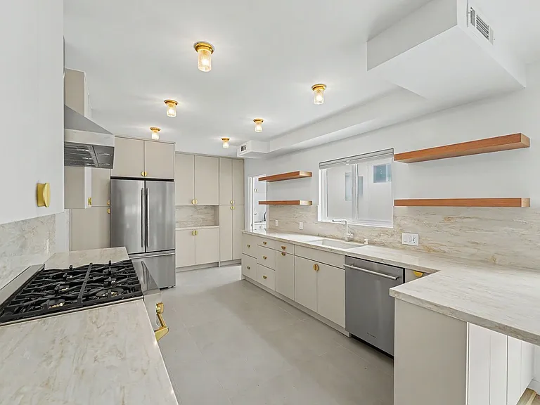 827 15th St - steps to Montana Ave in Santa Monica! — Photo 8