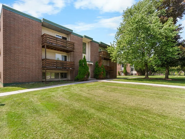Clay Court Apartments — Photo 9