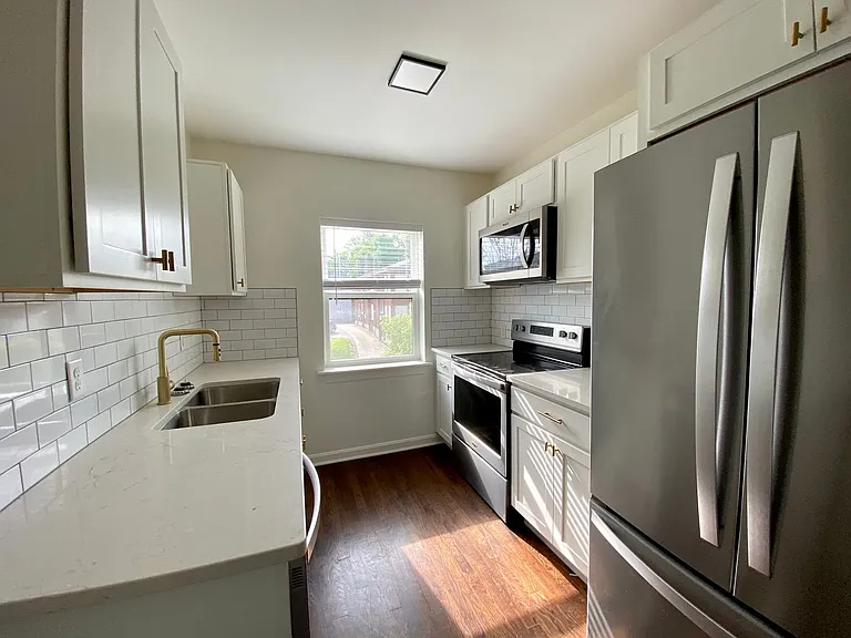 2621-2623 Woodburn Ave. — Photo 5