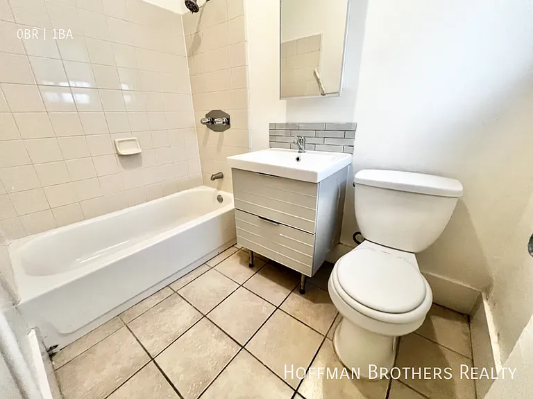 324 E Esther St #7 — Photo 5
